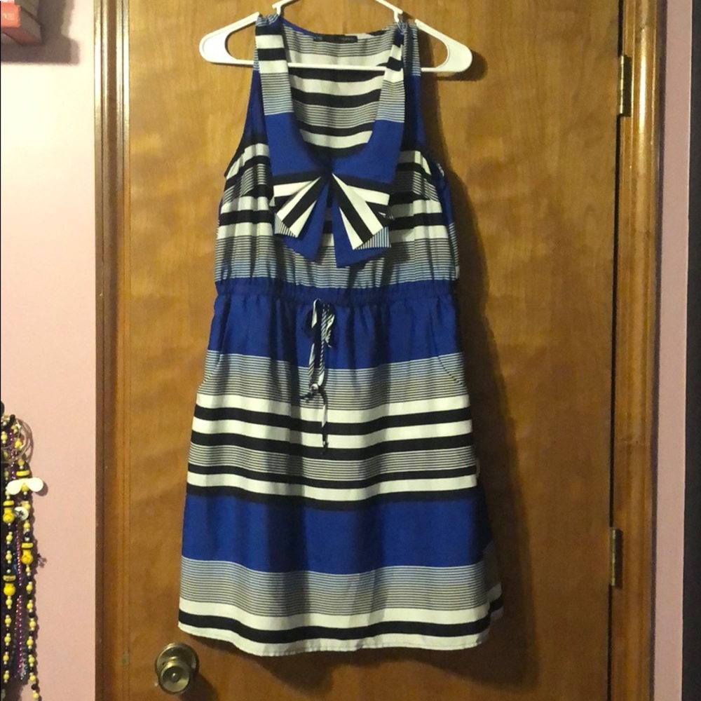 Beautiful Bowed Casual Dress..THAT HAS POCKETS